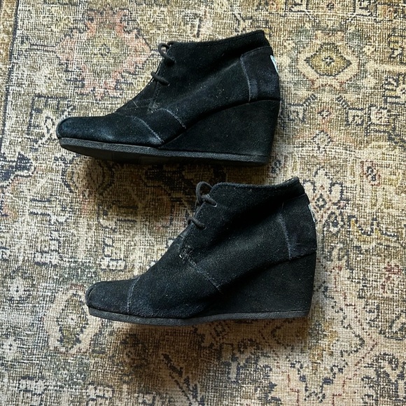 TOMS Black Suede Leather Desert Wedge Ankle Boots Bootie Women's Size 7.5 W - Picture 4 of 7